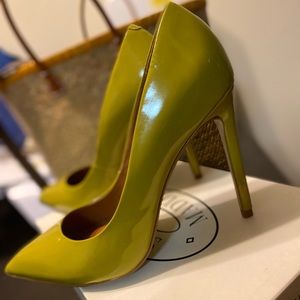 Steve Madden Proto Yellow Leather pumps